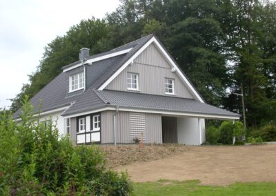Golddorf-Einfamilienhaus mit Atelier im modernen Fachwerkbau