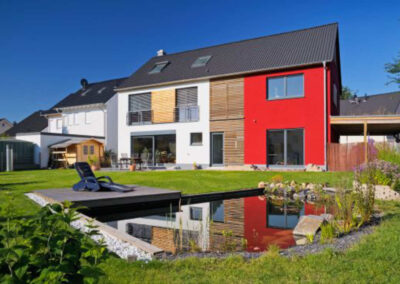 „Viel Platz“- Haus mit naturbelassenen Trapezleisten aus Lärche als Sichtschutz