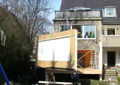Wohnzimmeranbau als Stelzenbox mit Balkon / Foto: Tanja Hauptstock