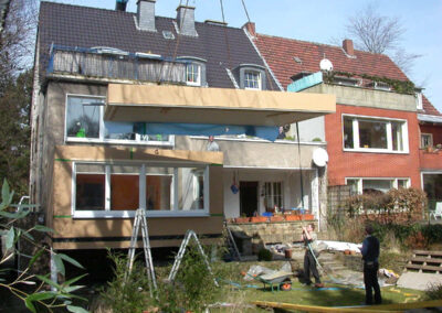Wohnzimmeranbau als Stelzenbox mit Balkon / Foto: Tanja Hauptstock