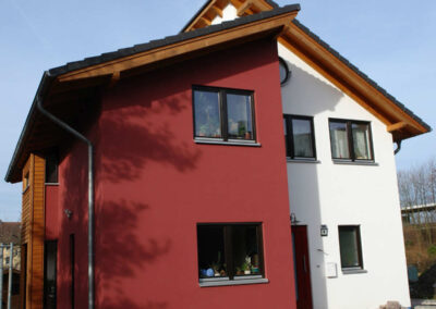 Einfamilienhaus mit Galeriebereich und sichtbaren Holzbalkendecken