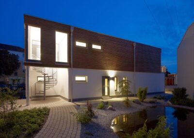 Nachhaltiges Bürogebäude für Holzhandel Sperrholz Wölbert mit Gründach / Foto Tobias Mense