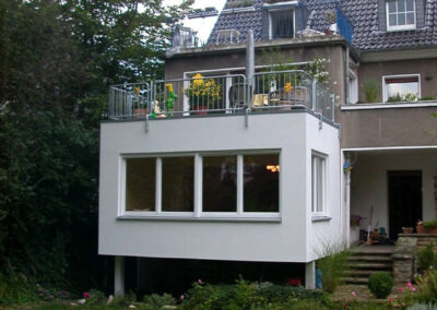 Wohnzimmeranbau als Stelzenbox mit Balkon